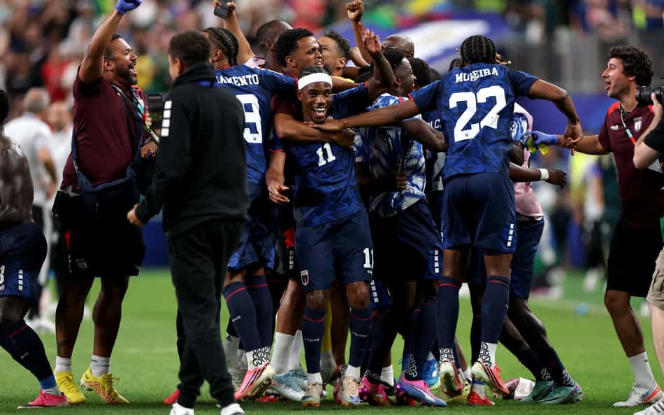 Jogadores de Cabo Verde comemorando classificação para o mata-mata da Copa do Mundo