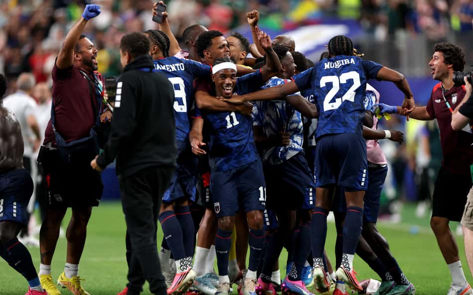 Jogadores de Cabo Verde comemorando classificação para o mata-mata da Copa do Mundo