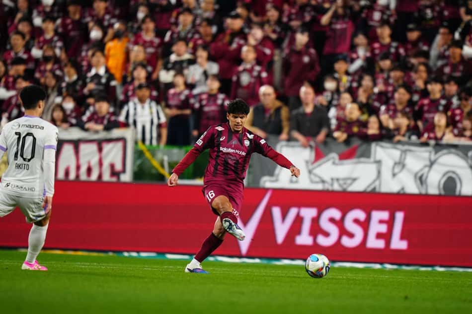 Caetano celebra título do Campeonato Japonês pelo Vissel Kobe (Foto: Divulgação)