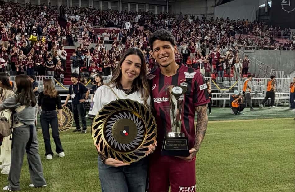 Caetano celebra título do Campeonato Japonês pelo Vissel Kobe (Foto: Divulgação)