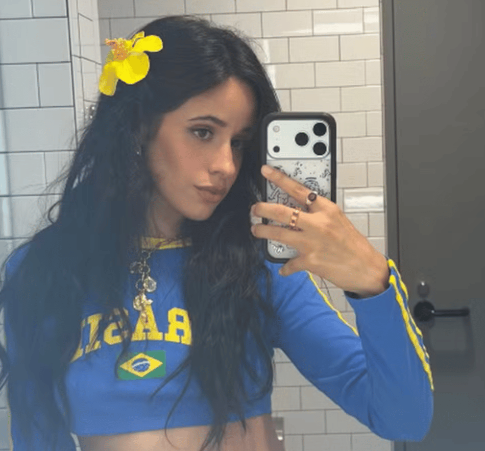 Camila Cabello com a camisa do Brasil