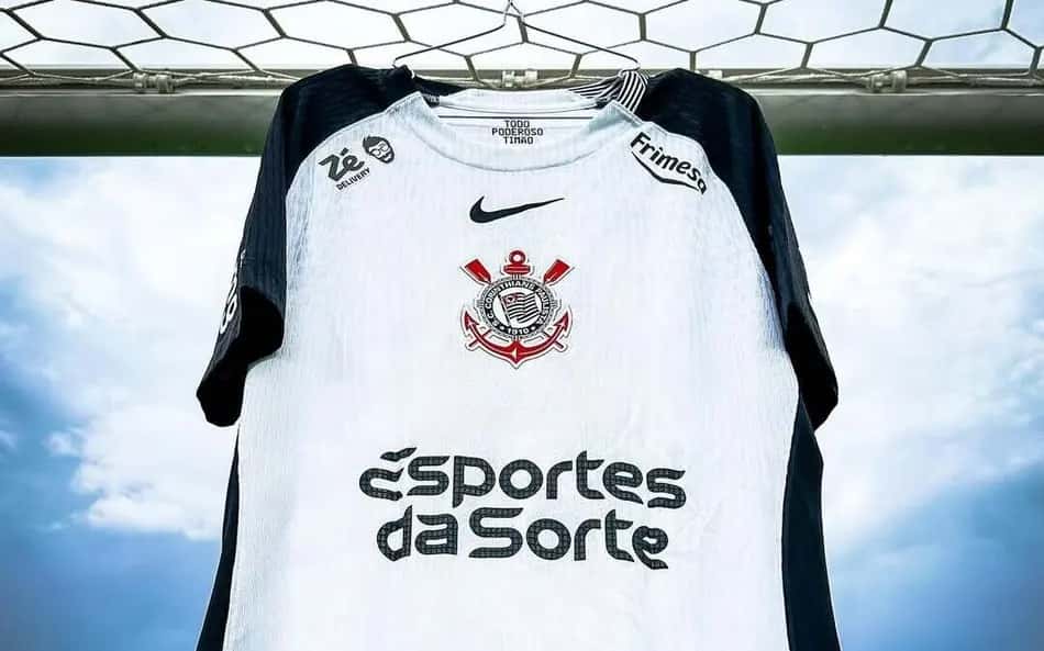 Camisa do Corinthians pendurada