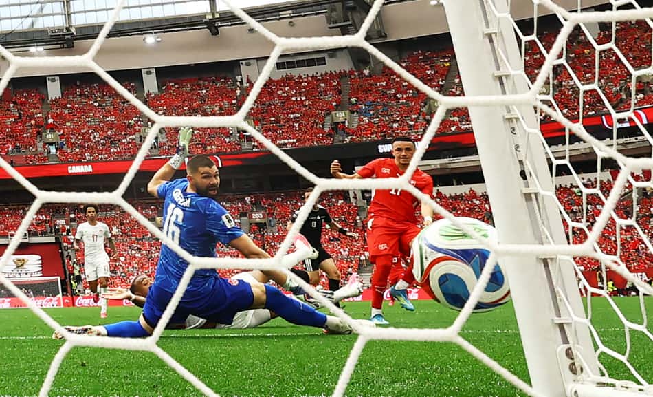 Jogador da Suíça comemoram gol