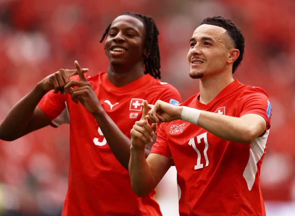 Vargas e Manzambi comemoram gol marcado
