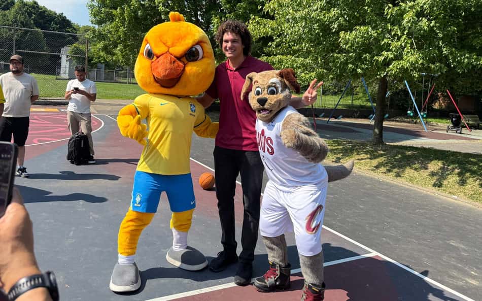Canarinho participa de ação com o ex-jogador da NBA Anderson Varejão e o mascote do Cleveland Cavaliers