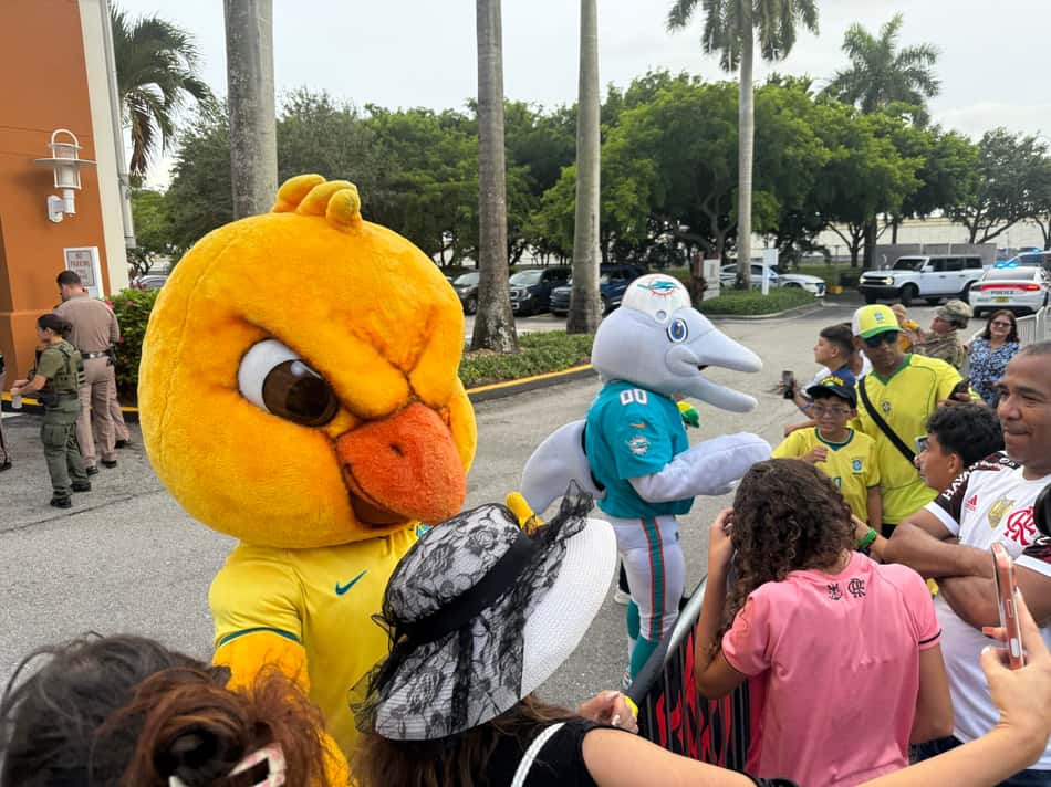 Canarinho na chegada da Seleção em Miami