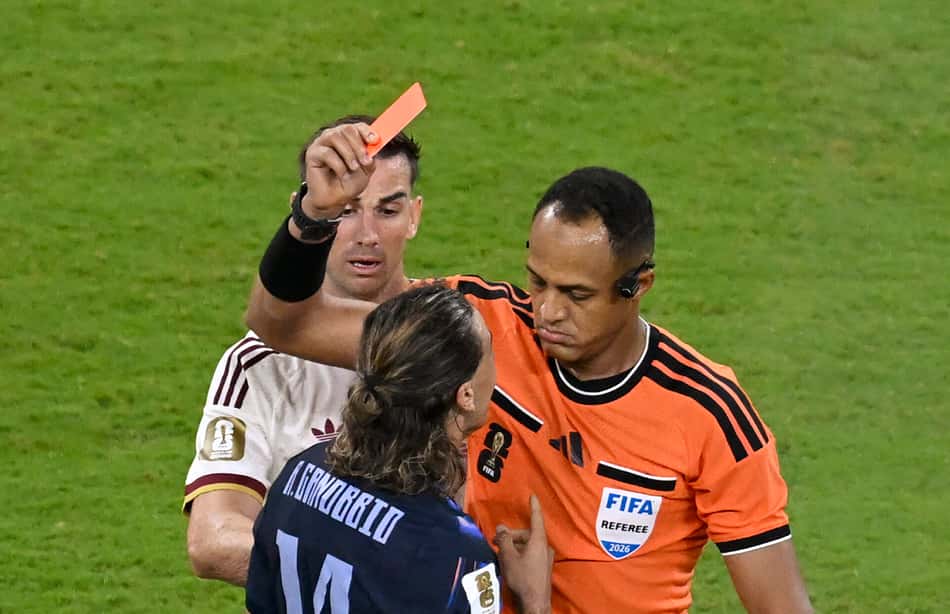 O árbitro americano Ismail Elfath mostra o cartão vermelho para o atacante uruguaio Augustin Canobbio no jogo Uruguai x Espanha pela Copa do Mundo 2026