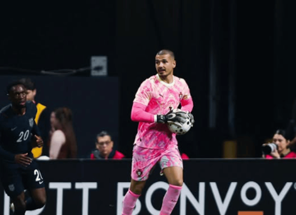 Ricardo Velho, goleiro de Portugal, de uniforme rosa com a bola na mão