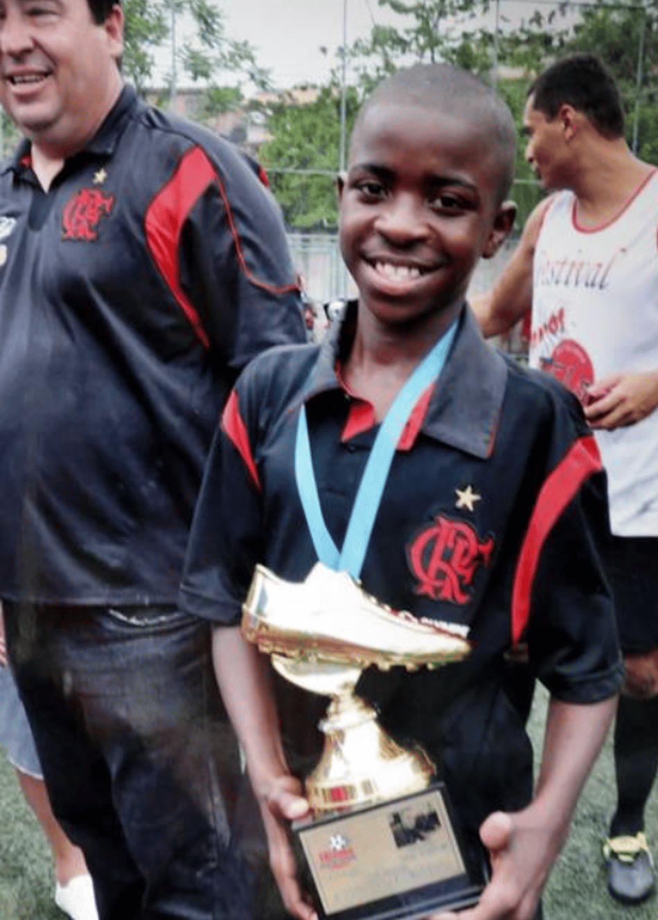 Vini Jr levanta troféu na base do Flamengo (Foto: Arquivo Pessoal)