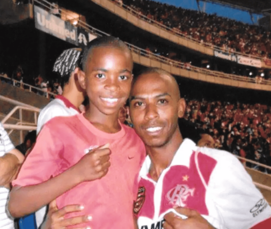 Vini Jr e o pai Vinicius na arquibancada (Foto: Arquivo Pessoal)