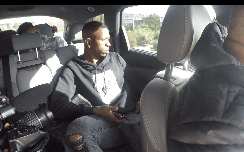 Vini Jr andando de carro em Madri (Foto: Márcio Iannacca / Reprodução)
