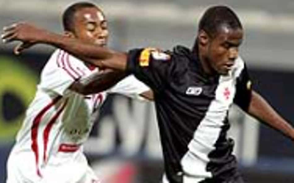 Jorge Luiz na partida entre Vasco e a seleção dos Emirados Árabes (Foto: Reprodução)
