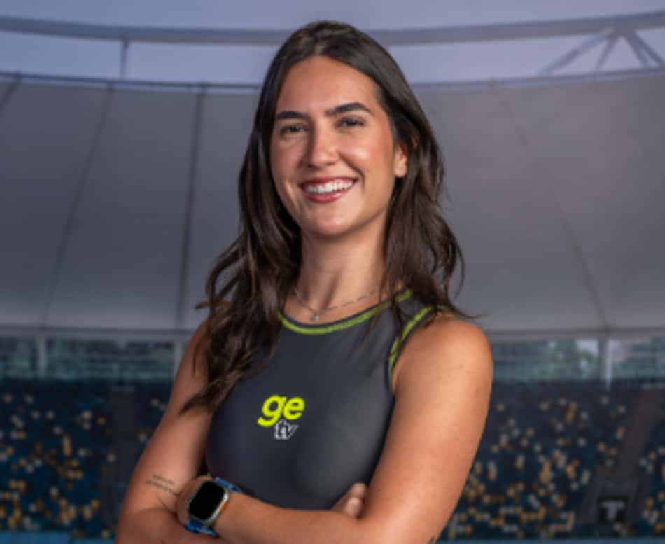 Mariana Spinelli posando para foto com camisa cinza da getv