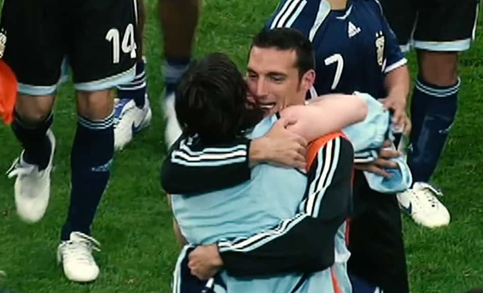 Abraço de Messi e Scaloni na Copa do Mundo de 2006 (Foto: Reprodução)