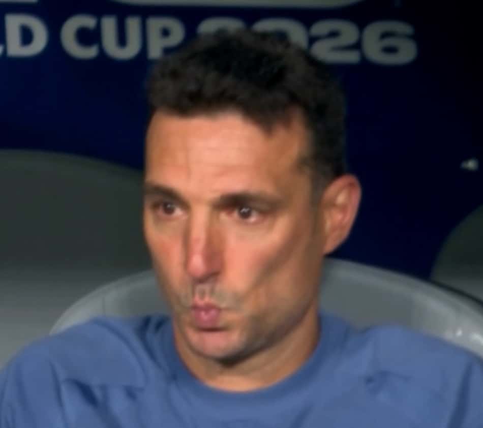 Scaloni emocionado na saída de Messi Foto: Reprodução)