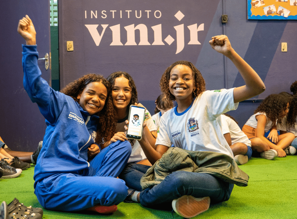 Crianças atendidas pelo Instituto Vini Jr. se inspiram no exemplo do camisa 7 da Seleção Brasileira e do Real Madrid (Foto: Divulgação Instituto Vini Jr.)