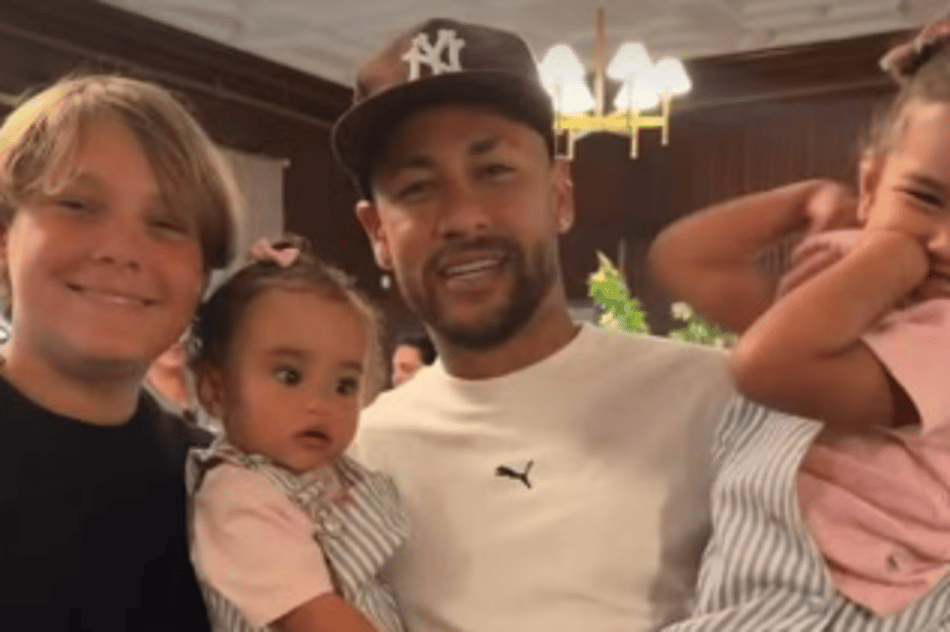 Neymar com os filhos Davi Lucca, Mel no colo e Mavie à direita