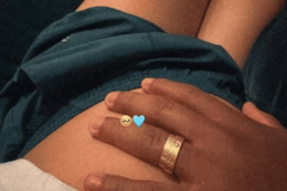 Endrick com a mão na barriga da esposa, Gabriely, que está grávida do primeiro filho do casal 