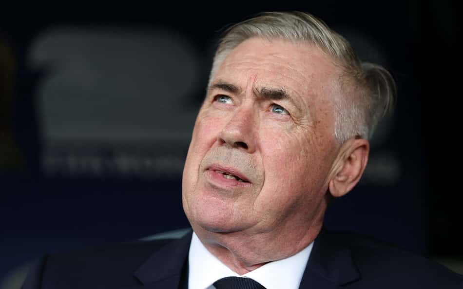 Carlo Ancelotti olha para cima durante jogo entre Brasil e Marrocos