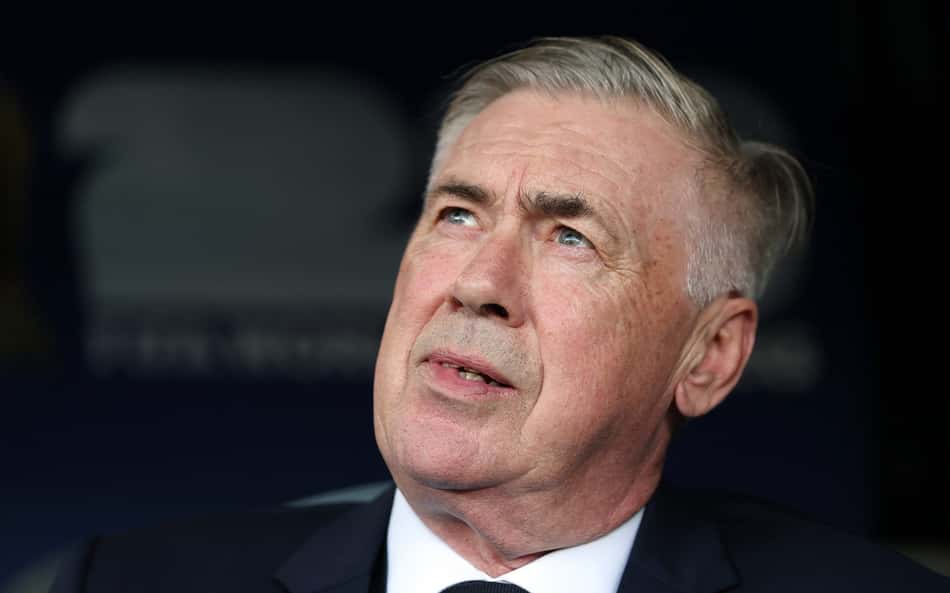 Carlo Ancelotti olha para cima durante jogo entre Brasil e Marrocos