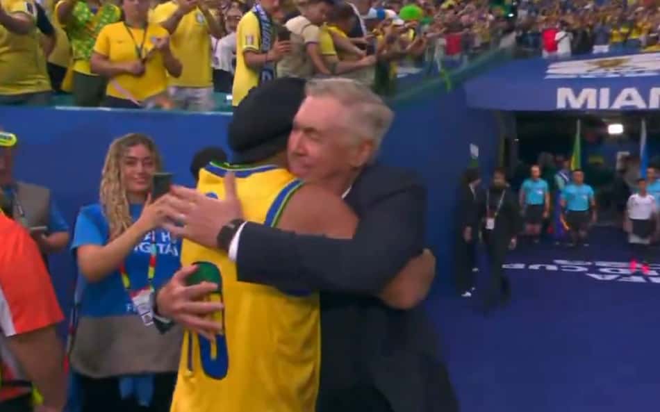 Carlo Ancelotti abraça Ronaldinho Gaúcho antes de Brasil x Escócia