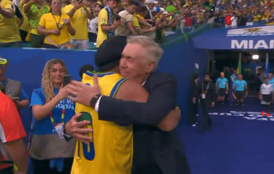 Carlo Ancelotti abraça Ronaldinho Gaúcho antes de Brasil x Escócia