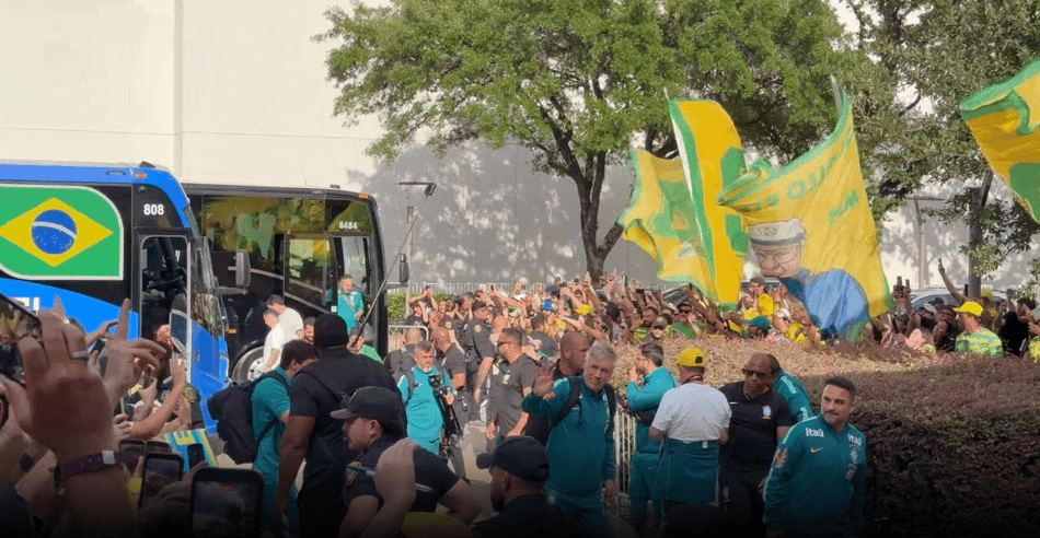 Carlo Ancelotti acena sorridente para atende torcedores na porta do hotel da Seleção Brasileira em Huston, TX (EUA)
