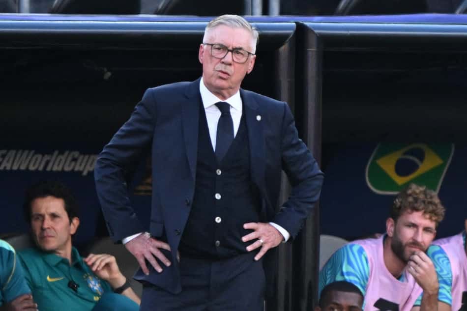 Carlo Ancelotti à beira do campo durante jogo entre Brasil e Marrocos pela Copa do Mundo (Foto: Jewel Samad / AFP)