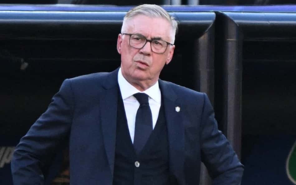 Carlo Ancelotti à beira do campo durante jogo entre Brasil e Marrocos pela Copa do Mundo (Foto: Jewel Samad / AFP)