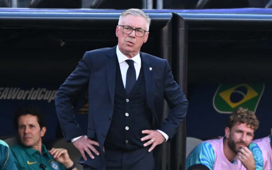 Carlo Ancelotti à beira do campo durante jogo entre Brasil e Marrocos pela Copa do Mundo (Foto: Jewel Samad / AFP)