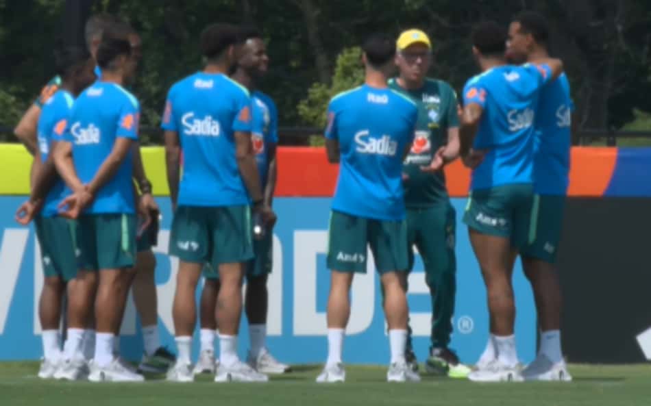 Carlo Ancelotti conversa com jogadores que foram titulares contra o Japão