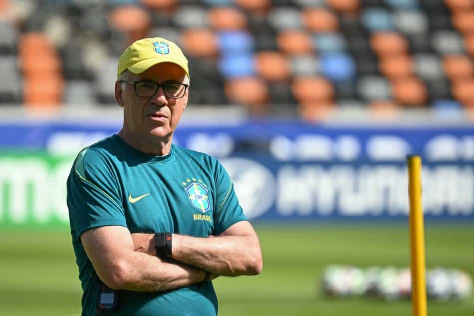 Carlo Ancelotti cruza os braços em treino do Brasil em Houston