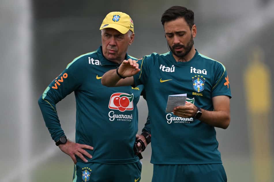 Carlo Ancelotti e Davide Ancelotti durante treino da Seleção Brasileira
