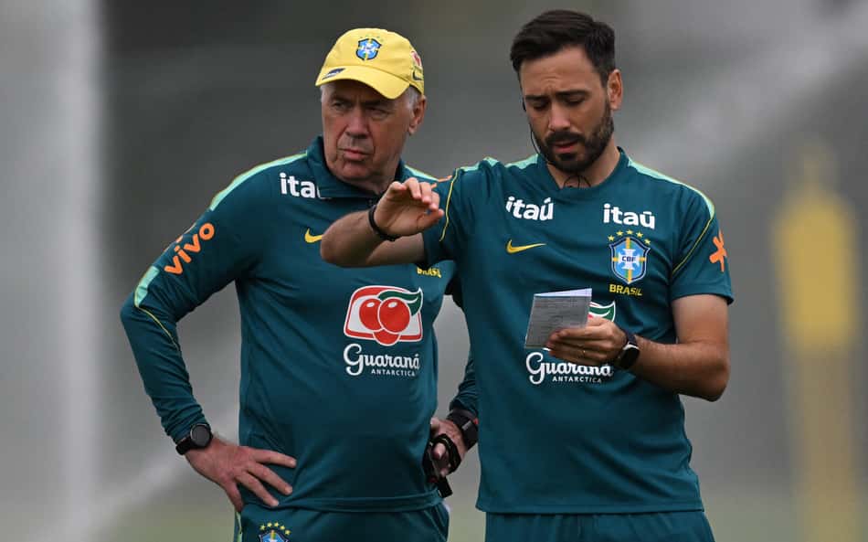 Carlo Ancelotti e Davide Ancelotti durante treino da Seleção Brasileira