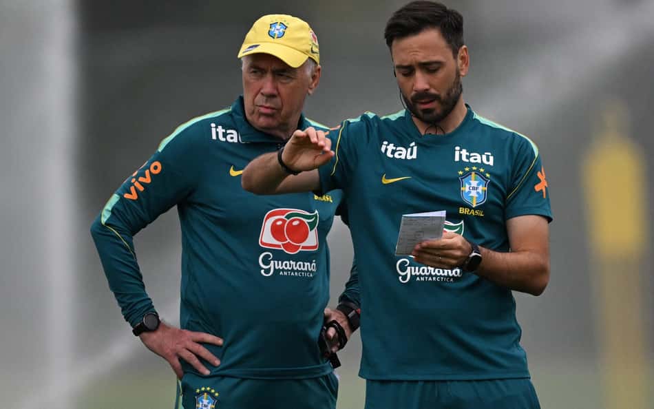 Carlo Ancelotti e Davide Ancelotti durante treino da Seleção Brasileira