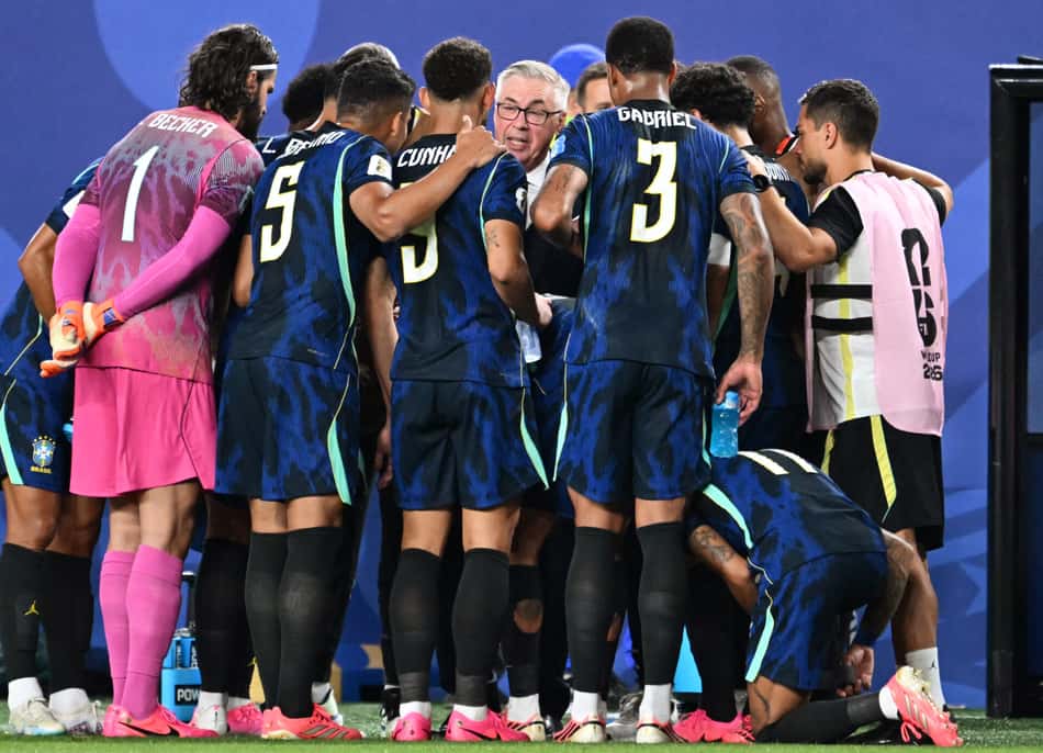 Carlo Ancelotti orienta a Seleção Brasileira durante Brasil x Haiti