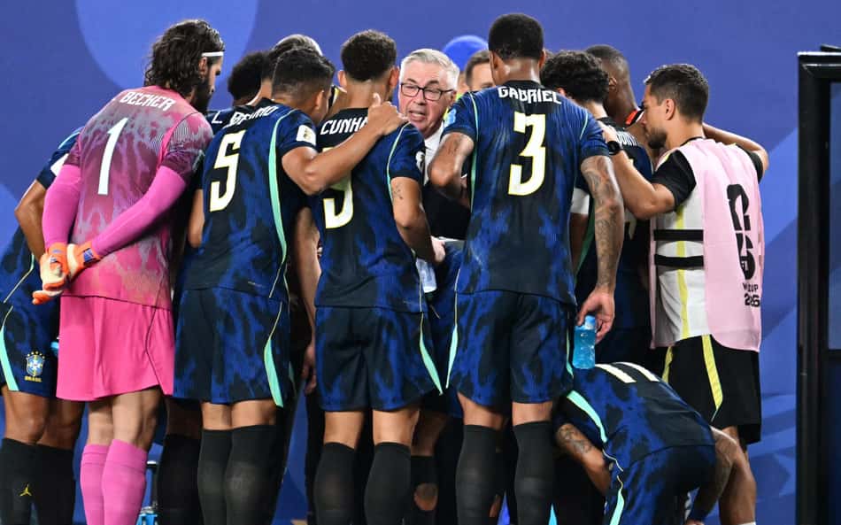 Carlo Ancelotti orienta a Seleção Brasileira durante Brasil x Haiti na Copa do Mundo