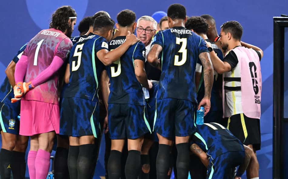 Seleção Brasileira em reunião com o técnico Carlo Ancelotti durante confronto contra o Haiti (Foto: ROBERTO SCHMIDT / AFP)