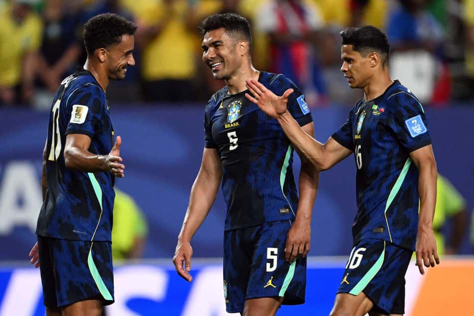 Casemiro, Douglas Santos e Danilo comemoram vitória do Brasil contra o Haiti