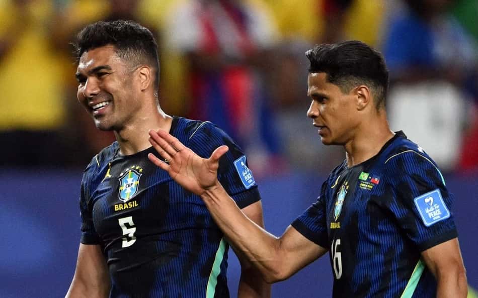Casemiro, Douglas Santos e Danilo comemoram vitória do Brasil contra o Haiti