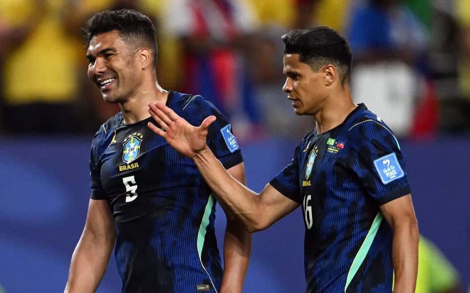 Casemiro, Douglas Santos e Danilo comemoram vitória do Brasil contra o Haiti