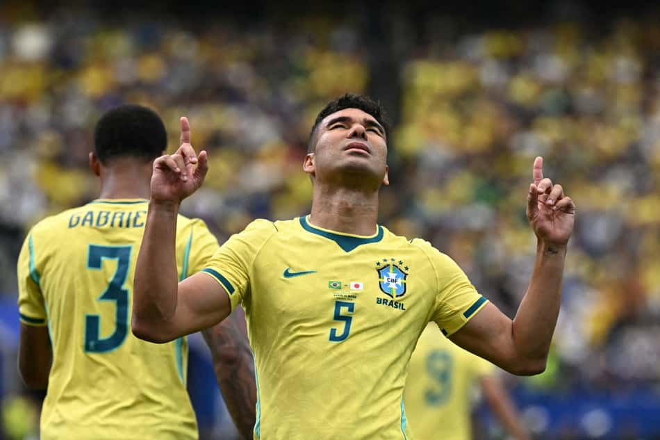 Casemiro comemora primeiro gol do Brasil sobre o Japão na Copa do Mundo apontando os dedos para o céu