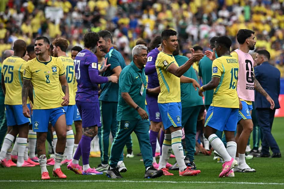 Casemiro cumprimenta Endrick após vitória do Brasil sobre o Japão na Copa do Mundo