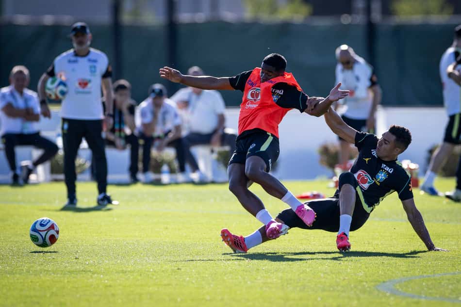 Casemiro dá forte entrada em Endrick durante treino da Seleção Brasileira nos Estados Unidos.