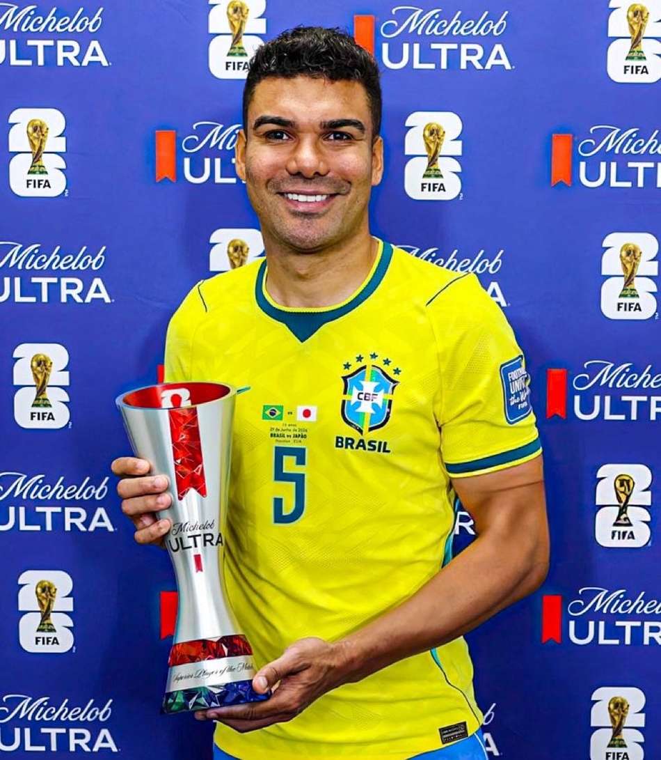 Casemiro sorri enquanto segura troféu de melhor em campo de Brasil x Japão
