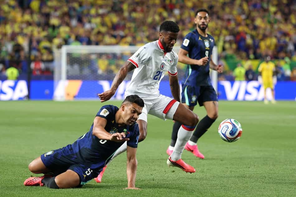 Casemiro se atira no chão para frear ataque do Haiti