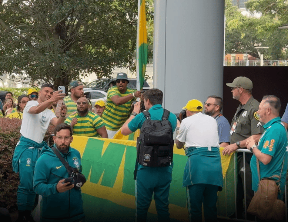 Casemiro tira foto com torcedores do MVA na porta do hotel da Seleção Brasileira em Huston, TX (EUA)