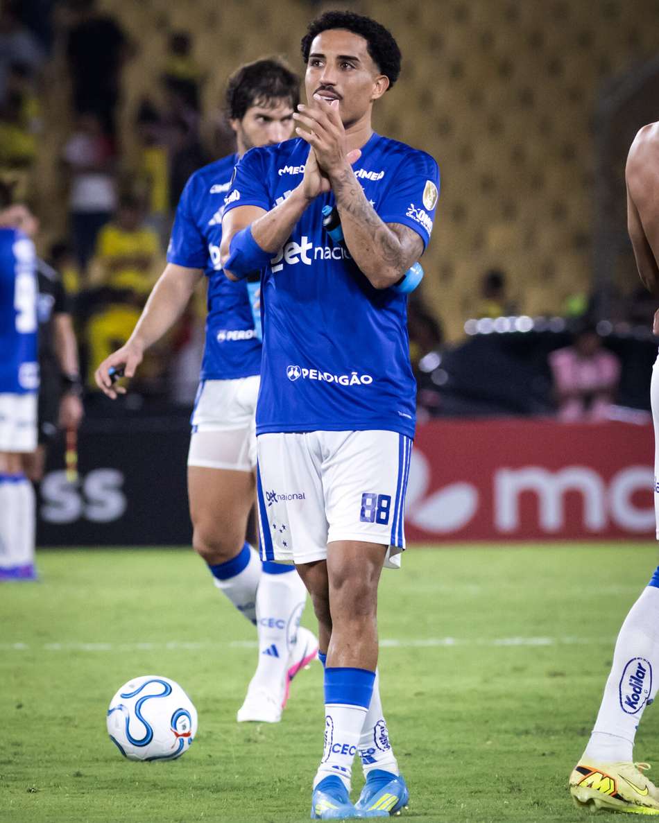 Christian, um dos jogadores mais caros do Cruzeiro, se aquece ao lado de Lucas Silva
