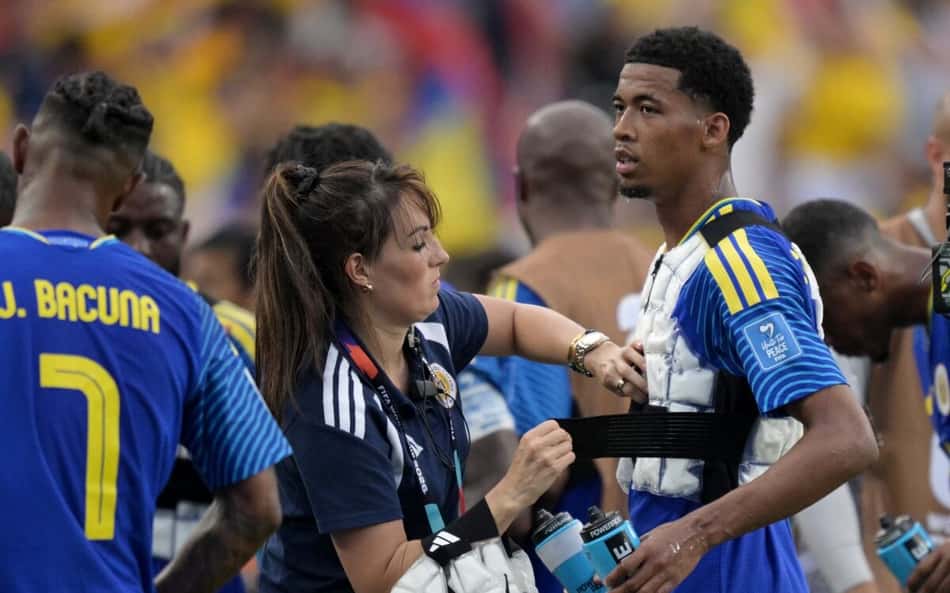 Jogadores de Curaçao vestem colete térmico