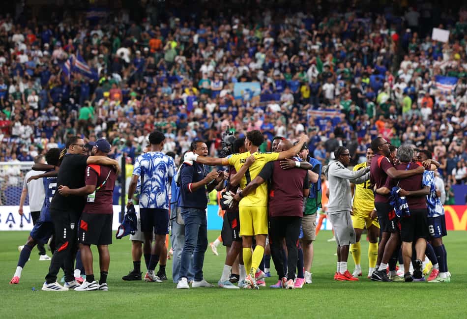 Ao fim do jogo com a Arábia Saudita, jogadores da Arábia Saudita celebraram classificação